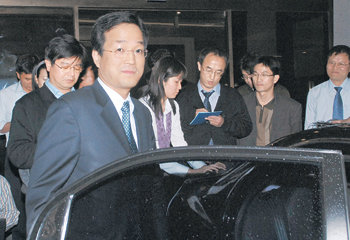 윤태영 청와대 대변인이 27일 노무현 대통령의 전효숙 헌법재판소장 후보자 지명 철회를 발표한 뒤 청와대 춘추관을 나서고 있다. 청와대 사진기자단