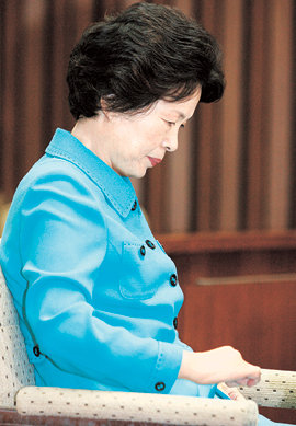 9월 8일 국회 인사청문특별위원회에 출석해 생각에 잠겨 있는 전효숙 헌법재판소장 후보자. 전 후보자는 야당에서 제기하는 위헌 시비를 받아들일 수 없기 때문인지 27일 ‘국민에게 드리는 글’에서 ‘자진 사퇴’라는 말 대신 ‘후보 수락의사 철회’라는 표현을 쓴 것으로 보인다. 동아일보 자료 사진