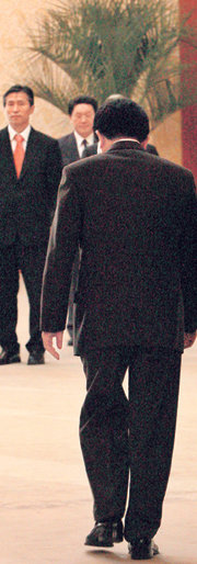 28일 오후 청와대에서 제1차 국가에너지위원회 위원들에게 위촉장을 주기 위해 행사장으로 들어가며 위원들에게 목례하는 노무현 대통령의 뒷모습. 이날 오전 노 대통령은 국무회의에서 “임기를 다 마치지 못하는 첫 대통령이 되지 않기를 희망한다”고 말했다. 석동률 기자