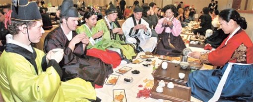 서울 종로구 성균관대에서 최근 ‘인터내셔널 데이’를 맞아 이 학교의 외국인 유학생들이 전통 다례 체험을 하고 있다. 이종승 기자