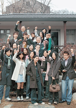 연세대 국제학부 학생들이 정창영 총장과 함께 교정에서 ‘파이팅’을 외치고 있다. 국제학부 재학생들 가운데 약 20%인 18명이 외국인 유학생이다. 사진 제공 연세대