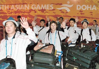 한국선수단 본진 도하 입성 “금메달 따러 왔다.” 다음 달 1일 개막하는 2006 도하 아시아경기대회에 출전하는 한국대표팀 선수단 본진 246명이 28일 카타르 도하 국제공항에 도착해 환영 나온 교민들에게 손을 흔들고 있다. 한국선수단의 이 대회 목표는 3회 연속 종합 2위 수성이다. 도하=연합뉴스