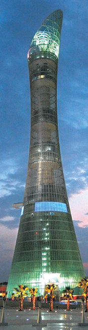 제15회 아시아경기대회가 열리는 카타르 도하에는 엄청난 규모의 스포츠 시설물이 속속 그 위용을 드러내고 있다. 320m 높이의 성화대는 대회가 끝난 뒤 호텔로 사용된다. 도하=강병기 기자