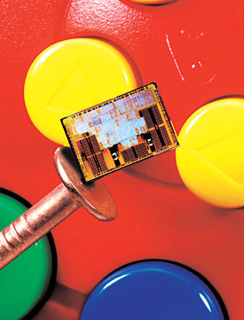 손톱보다 작은 칩게임기 콘솔 위에 올려 놓은 IBM의 마이크로 프로세서(칩). 게임기에 들어가는 이 칩은 자동차 엔진 같은 구실을 한다. 사진 제공 IBM