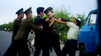 북한 전문 인터넷뉴스매체인 데일리엔케이가 8월 공개한 비디오테이프 장면. 황해북도 사리원 인근에서 북한 주민과 보안원들이 다투고 있다. 사진 제공 데일리엔케이