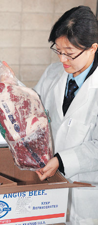 쇠고기 검사 이렇게…립수의과학검역원 인천지원 직원이 미국산 쇠고기를 검사하고 있는 모습. 농림부는 지난달 말 수입된 미국산 쇠고기를 검사한 결과 손톱만 한 뼛조각이 발견돼 검역 불합격 판정을 내렸다. 동아일보 자료 사진