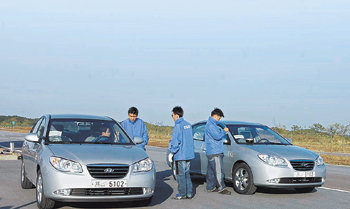 아반떼 가솔린 모델(왼쪽)과 디젤 모델의 가속력 측정을 위해 한국모터스포츠협회 관계자들이 측정 장비를 부착하고 있다. 석동빈 기자