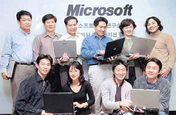 28일 서울 강남구 대치동 한국마이크로소프트에서 이 회사 소프트웨어 연구소 연구원들이 모였다. 이들은 마이크로소프트가 30일 내놓는 ‘오피스 2007’의 전자결재 시스템을 개발했다.