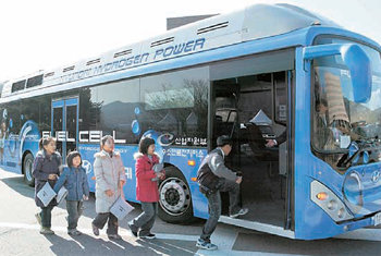현대·기아자동차그룹이 제작해 29일 공개한 수소 연료전지 버스. 국산 수소연료전지를 탑재한 이 버스는 1년 반의 개발기간을 거쳐 세계에서 세 번째로 제작됐다. 과천=연합뉴스