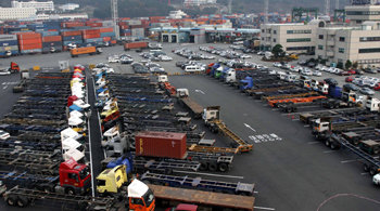 멈춰선 컨테이너 수송차량 화물연대의 총파업 첫날인 1일 오후 부산항 신선대부두에 운행을 멈춘 컨테이너 차량들이 줄지어 서 있다. 부산=최재호 기자