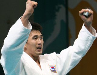 2일 카타르 도하 아시안게임 -100kg급 결승전에서 장성호가 일본 이시이에게 허리후리기로 한판승을 따낸 뒤 기뻐하고 있다. 강병기기자
