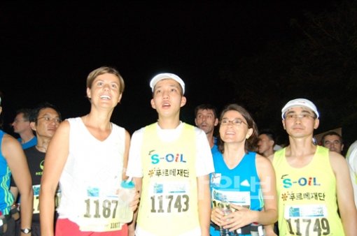 배형진 씨(왼쪽에서 두번째)가 2006싱가포르국제마라톤 하프코스 출발선에서 외국인 참가자들과 포즈를 취하고 있다. 오른쪽은 배 씨의 레이스 도우미 유달용 씨.