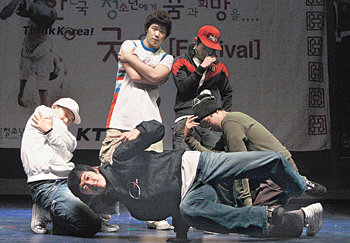 고등학생으로 이뤄진 비보이팀 ‘마크루’가 2일 2006 굿타임 페스티벌 무대에서 공연을 마친 후 포즈를 취했다. 윗줄 왼쪽이 팀의 리더 황태원 군. 임우선 기자