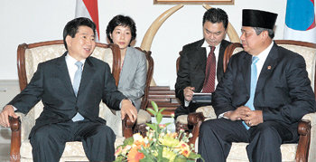 한-印尼정상회담 인도네시아를 국빈 방문 중인 노무현 대통령이 4일 인도네시아 대통령궁에서 수실로 밤방 유도요노 대통령(오른쪽)과 정상회담에 앞서 환담하고 있다. 양국 정부는 이날 원자력 및 관광 협력협정을 맺고 산림, 반부패, 에너지, 중소기업 협력에 관한 양해각서도 체결했다. 자카르타=석동률 기자