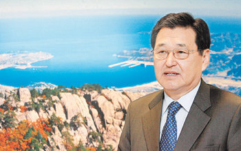 최근 비상경영을 선포한 윤만준 현대아산 사장이 서울 종로구 계동 집무실에서 금강산 관광객을 늘릴 수 있는 다양한 방안을 강구해 경영 위기를 타개하겠다고 말했다. 윤 사장 뒤로 금강산 전경 사진이 보인다. 김재명  기자