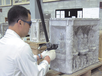 경천사 10층석탑 표면의 오염된 부분을 레이저로 세척하는 모습. 사진 제공 국립문화재연구소