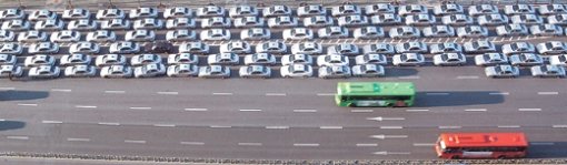 “지금은 집회 중”… 늘어선 택시 4일 오후 서울 여의도 문화마당에서 열린 전국택시 노동자총력결의대회에 택시를 직접 몰고 참가한 조합원들의 택시 500여 대가 줄지어 서 있다. 민주노총 산하 ‘전국민주택시노동조합연맹’이 주최한 이날 집회는 운수사업법 개정을 촉구하기 위해 열렸다. 변영욱  기자