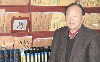 55년간 쓴 일기를 국립민속박물관에 기증한 박래욱 씨. 그의 등 뒤로 그동안 써 온 일기가 빼곡히 꽂혀 있다. 연합뉴스