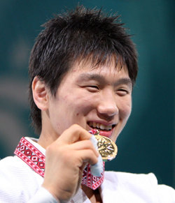 5일 새벽(한국시간) 카타르 도하 카타르스포츠클럽 유도장에서 열린 아시안게임  남자유도 73kg급 결승전에서 일본의 다카마쓰 마사히로를 한판승으로 누른 이원희가 금메달을 들고 포즈를 취하고 있다.  이원희는 올림픽, 세계선수권, 아시아선수권 대회에 이어 아시안게임에서도 금메달을 따내 '유도 그랜드슬램'을 달성했다. [연합]