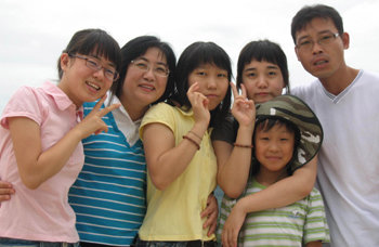 검정고시 타이틀을 휩쓸어 화제가 된 뒤 내년에 모두 대학생이 되는 '검정고시 세자매' 가족들.황정인.어머니 윤미경.손다빈.손빈희.아버지 황석호씨.(좌측부터) 앞줄은 막내 황태성군. [연합]