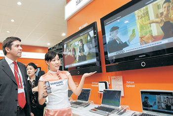 삼성전자 ‘고속상향패킷접속 기술’ 세계 첫 공개 5일 ‘ITU 텔레콤 월드 2006’에서 삼성전자가 실시간으로 비디오 스트리밍과 파일 전송이 가능한 고속상향패킷접속(HSUPA) 기술을 세계 최초로 공개했다. 고속하향패킷접속(HSDPA)을 개량한 기술로 지금까지 휴대전화로 시연된 HSUPA 가운데 속도가 가장 빠르다. 홍콩=연합뉴스