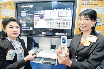 홍콩 이통사, IP TV방송 휴대전화 서비스 5일 ‘ITU 텔레콤 월드 2006’에서 홍콩 최대 통신사업자 PCCW가 IP TV 채널을 휴대전화에서 볼 수 있는 서비스를 선보이고 있다. 홍콩은 2004년 PCCW가 인터넷TV 서비스를 시작한 이래 올해 5월 기준으로 56만 명의 고객을 확보했다. 문권모  기자