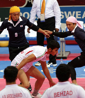 1990년 베이징 아시아경기에서 정식종목으로 채택됐지만 한국은 출전하지 않고 있는 생소한 종목 카바디. 인도에서 유래된 것으로 피구와 격투기를 합쳐 놓은 듯한 경기다. 2일 열린 인도와 방글라데시의 경기 장면. 도하=연합뉴스