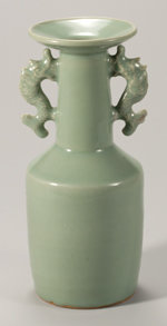 용천청자의 백미로 꼽히는 ‘청자어룡식화병’. 사진 제공 국립중앙박물관