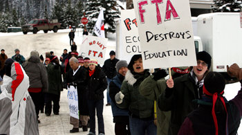4일 한미 자유무역협정(FTA) 제5차 협상이 열리고 있는 미국 몬태나 주 빅스카이 리조트 앞에서 FTA에 반대하는 한국의 원정 시위대와 현지 시민단체 회원 등 20여 명이 강추위 속에 피케팅 시위를 벌이고 있다. 빅스카이=연합뉴스