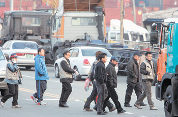 다시 일터로5일 오후 2시를 기해 화물연대가 운송 거부 중단을 선언하자 부산지부 소속 조직원들이 부산항 감만부두 인근의 집회장소를 떠나 업무에 복귀하기 위해 이동하고 있다. 부산=연합뉴스