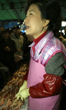 “대게 사세요”5일 경북 포항시 죽도시장을 찾은 박근혜 전 한나라당 대표가 상인을 대신해 “대게 사세요”를 외치고 있다. 박 전 대표는 10여 분 만에 27만 원의 매상을 올렸다. 포항=연합뉴스