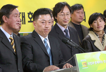 친노 당원들 따로…열린우리당 ‘친노’ 성향 당원들이 5일 서울 영등포 당사에서 기자회견을 열어 김근태 의장이 이끄는 비상대책위원회의 해산과 전당대회 준비위원회 구성을 촉구하고 있다. 김경제 기자