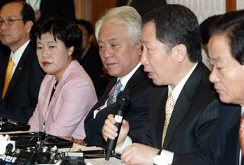 당 지도부 따로…열린우리당 김근태 의장이 5일 조류인플루엔자(AI) 피해 농가 지원방안을 논의하기 위해 국회에서 열린 당정회의에서 인사말을 하고 있다. 최근 불거진 당-청 갈등 탓인지 표정이 무겁다. 김경제 기자