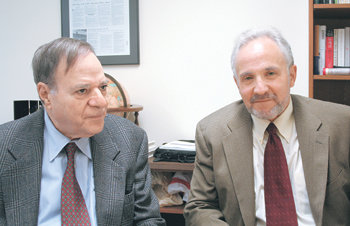 돈 오버도퍼 교수(왼쪽)와 제임스 만 교수가 얼마 전 미국 워싱턴의 존스홉킨스대 내 한미연구소 회의실에서 자리를 함께했다. 오버도퍼 교수는 기자란 비밀을 찾아내 기록하는 사람이라고 강조했고, 만 교수는 권력에 대한 비판정신을 가져야 한다고 말했다. 워싱턴=김승련  특파원