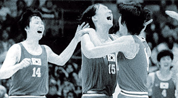 1984년 로스앤젤레스 올림픽에서 중공(현 중국)을 꺾고 은메달을 확정 지은 한국 여자농구 대표선수들. 동아일보 자료 사진