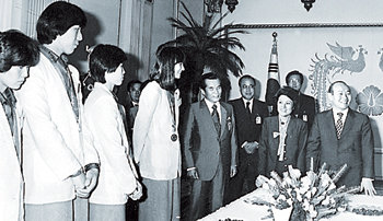 1980년 9월 아시아농구선수권 2연패를 이룬 여자농구대표팀 선수들을 청와대로 불러 격려하는 전두환 전 대통령(오른쪽). 동아일보 자료 사진