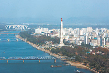 안개 자욱한 평양의 전경. 우뚝 솟은 주체사상탑과 그 뒤의 대동강 구역 문수거리, 멀리 낙하산을 형상화한 능라도 5·1경기장이 보인다. 동아일보 자료 사진