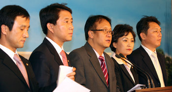 열린우리당 초선 의원 모임인 ‘처음처럼’ 소속 민병두 의원(가운데) 등이 7일 최근 당의 진로를 둘러싼 당-청 갈등과 관련해 국회에서 기자회견을 열고 노무현 대통령을 비판하고 있다. 김경제  기자