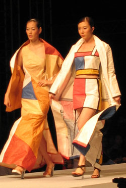 지난해 3월 프랑스 파리에서 열린 한지 패션쇼. 동아일보 자료 사진