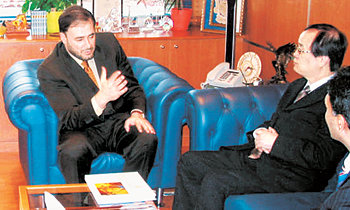 동아일보 김학준 사장(오른쪽)이 7일 카타르 도하에서 아랍권 최대 방송사인 알 자지라 네트워크의 와다 한파르 총괄사장과 만나 환담을 나누고 있다. 도하=이원홍  기자