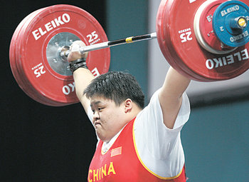 중국의 무솽솽이 6일 여자 역도 75kg 이상급 인상 3차 시기에서 세계 신기록인 139kg을 들어올리고 있다. 도하=연합뉴스