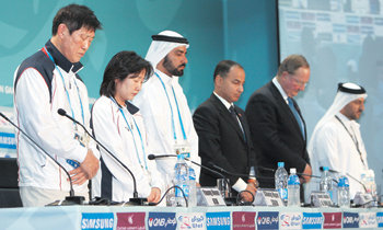 김형칠 선수의 낙마 사고와 관련해 한국선수단 정현숙 단장(왼쪽에서 두 번째), 김영환 부단장(왼쪽)과 도하 아시아경기 조직위원회 관계자들이 7일 기자회견을 마친 뒤 애도 묵념을 하고 있다. 도하=강병기  기자