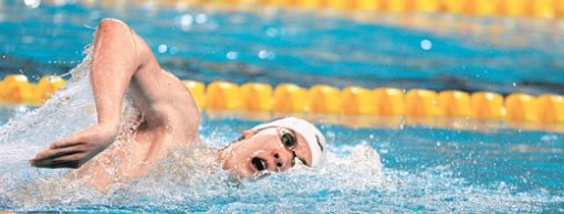 박태환이 ‘수영의 마라톤’으로 불리는 자유형 남자 1500m 결선에서 역영하고 있다. 박태환은 자유형 1500m에서도 아시아신기록을 세우며 우승해 1982년 뉴델리대회에서 최윤희가 3관왕에 오른 지 24년 만에 한국 선수의 수영 3관왕을 달성했다. 도하=연합뉴스