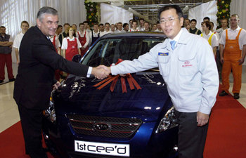 기아자동차가 유럽시장을 겨냥해 만든 준중형 자동차 ‘씨드’가 본격 생산에 들어갔다. 7일(현지 시간) 슬로바키아 질리나 시 현지 공장에서 열린 씨드 1호차 생산기념식에서 정의선 기아차 사장(오른쪽)과 얀 슬로타 질리나 시장이 악수를 하고 있다. 사진 제공 기아자동차