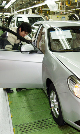 GM대우의 올해 자동차 판매 대수는 2002년의 네 배인 150만 대에 이른다. 이 회사 부평공장의 직원이 출고를 앞둔 차를 점검하고 있다. 사진 제공 GM대우