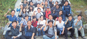 코오롱 경산공장에는 노사 간 회의가 한 해 100여 회를 헤아린다. 10월 노경협의회에서 주관한 가을 등반대회에 참가한 임직원들이 파이팅을 외치며 화합을 다지고 있다. 사진 제공 코오롱 경산공장