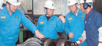 창원특수강 노사협의회의 노조 측 위원들은 제품의 품질을 높이고 현장의 애로사항을 들어 회사 측에 전하는 데 초점을 맞추고 있다. 지난달 말 노사협의회 위원들이 현장 직원들과 기술 개선 방안을 논의하고 있다. 창원=이은우 기자