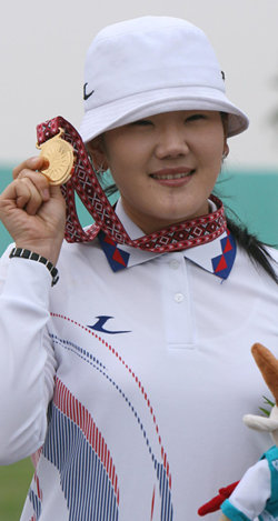 시상대에서 양궁 여자 개인전 금메달을 들어 보이는 ‘신궁’ 박성현. 이로써 그는 한국 선수 최초로 양궁 그랜드슬램(올림픽, 세계선수권, 아시아경기, 아시아선수권대회에서 우승)을 달성했다. 도하=강병기  기자