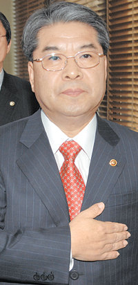 이재정 신임 통일부 장관이 11일 서울 종로구 세종로 정부중앙청사에서 열린 취임식에서 국기에 대한 경례를 하고 있다. 이 장관은 취임사에서 남북 교류 협력의 확대를 강조했다. 신원건 기자