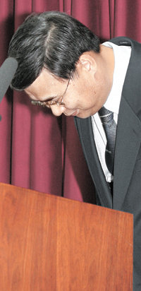 이종석 전 통일부 장관이 11일 서울 종로구 세종로 정부중앙청사에서 열린 이임식에서 인사하고 있다. 그는 이임사에서 대북 포용정책을 지속해야 한다고 주장했다. 김미옥 기자